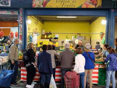 Qui a dominare sono le voci delle signore che si impongono sui venditori gridando �fammi due euro�, �toglimi cinquanta centesimi�, �aggiungimi un altro euro di mandarini�